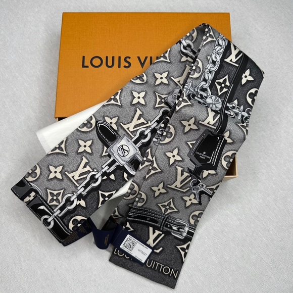 ๐๏ธ๐๏ธ LOUIS VUITTON MONOGRAM JACQUARD DENIM BANDEAU ๐ฅ๐ฅHIGHLY DESIRED SOLD OUT - Picture 6 of 9